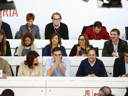 Pedro Sánchez presides the meeting of the Socialist Party federal committee.