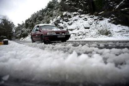 Heavy snowfall in Cantabria is making road travel difficult.