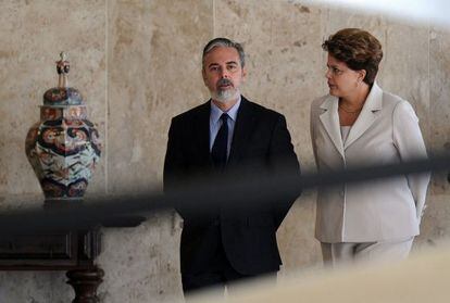 Brazilian President Dilma Rousseff (r) talks to her Foreign Minister Antonio Patriota in a file photo from 2011.