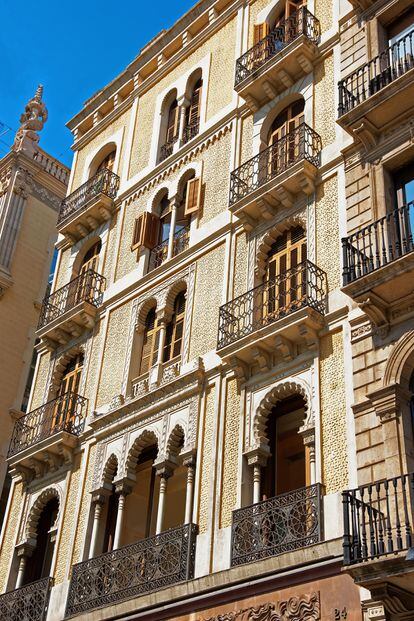 Casa Pere Llibre, at number 24 Paseo de Gracia, was built in 1872 by the architect Domènec Balet i Nadal.