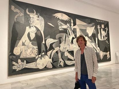 Mick Jagger posed on Tuesday in front of Picasso's 'Guernica' at the Reina Sofía Museum in Madrid, in an image released by the singer on Twitter.