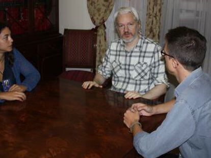Podemos representatives with Julian Assange at the embassy of Ecuador.