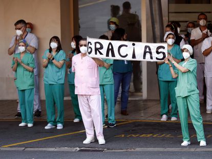 Healthcare personnel at Cruces Hospital in Barakaldo thanking local residents for their daily applause.