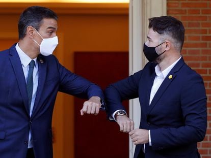 Spanish PM Pedro Sánchez (l) bumps elbows with ERC congressional spokesperson Gabriel Rufián.