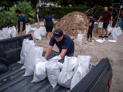 Volunteers fill sandbags in Tampa, Florida, on Tuesday to prepare for the arrival of Hurricane Ian.