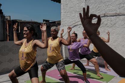 Mujeres practican yoga en el Núcleo de Bienestar y Salud (Nubes), dentro del Complexo da Maré