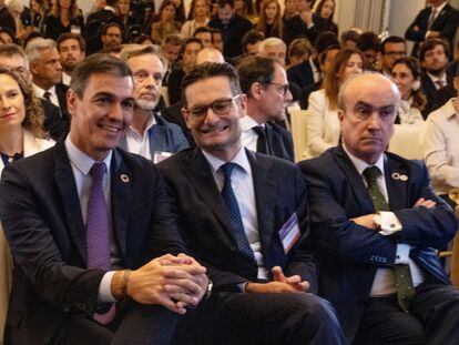 Left to right: Spain's PM Pedro Sánchez, Prisa President Joseph Oughourlian and , President of Prisa, and Mariano Jabonero, Secretary General of the Organization of Ibero-American States.