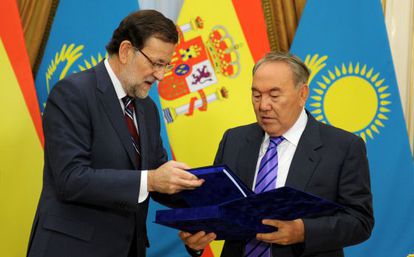 Mariano Rajoy (l) receives the log books from Nursultan Nazarbayev last week. 