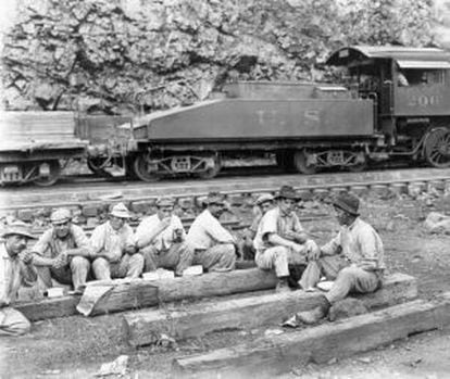 Workers from Galicia take a break in the Panama Canal's construction 100 years ago.