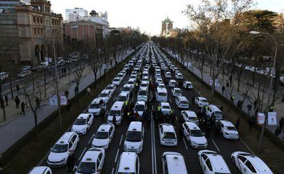 Taxis block Paseo de la Castellana.