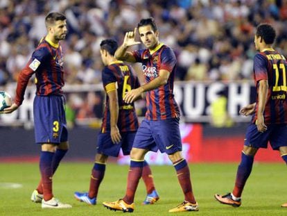 Barcelona&#039;s midfielder Cesc F&agrave;bregas (c) gestures after scoring against Rayo Vallecano.