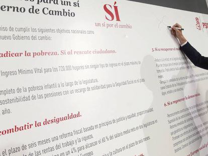 Pedro Sánchez shows his campaign proposals.