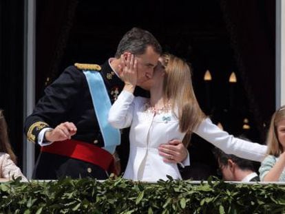 The new king and queen of Spain with their two daughters on the balcony of the Royal Palace. 