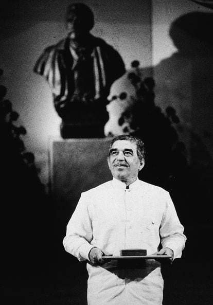 García Márquez during the ceremony in which he received the Nobel Prize in Literature, in 1982. 

