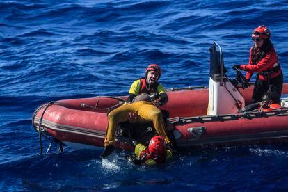 Lifeguard Amalia Soroeta held a pregnant woman named Aisha afloat until fellow rescuers arrived.
