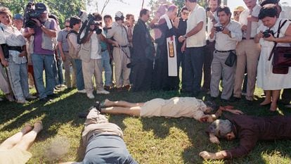 The archbishop of San Salvador, Arturo Rivera y Damas, surrounded by reporters at the site of the slayings. 