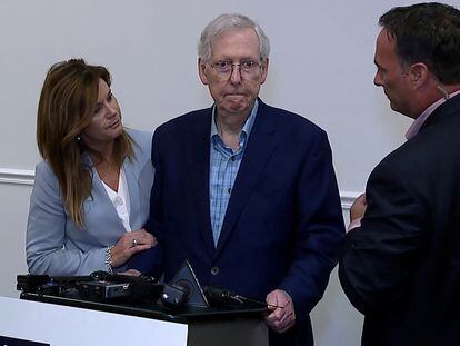Top U.S. Senate Republican Mitch McConnell appears to freeze up for more than 30 seconds during a public appearance on Wednesday.