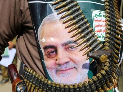 A Yemeni with a photograph of General Suleimani.