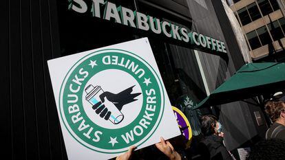 Starbucks adds benefits for non-union U.S. workers ahead of investor day