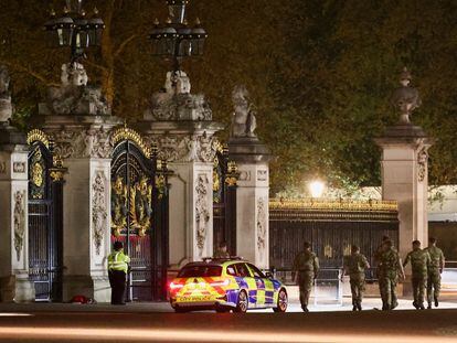 Police members and security forces guard at the gates of Buckingham Palace after British police arrested a man outside Buckingham Palace for throwing what they believe were shotgun cartridges, in London, Britain May 2, 2023.