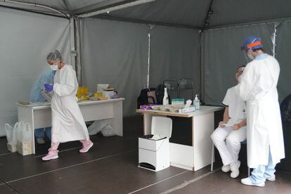 Health workers test for coronavirus in the Basurto hospital in Bilbao.
