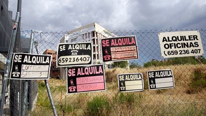 To let signs in Madrid.