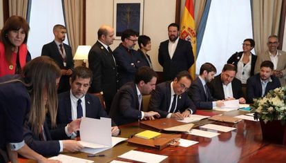 Oriol Junqueras (second right), Jordi Sànchez (l) and Josep Rull (fifth right) complete the paperwork to take office as deputies.