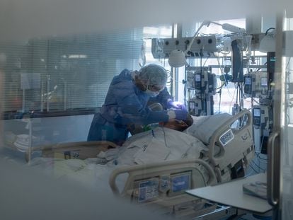 A healthcare worker cares for a Covid-19 patient in intensive care at Clínic Hospital in Barcelona.