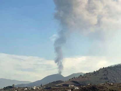 The Cumbre Vieja volcano resumes its activity after a short period of inactivity on Monday morning