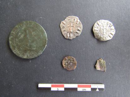 Medieval coins found in Peñas de Santo Domingo.