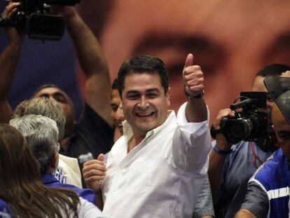 Juan Hern&aacute;ndez, presidential candidate for the ruling National Party, gestures to supporters on Sunday. 