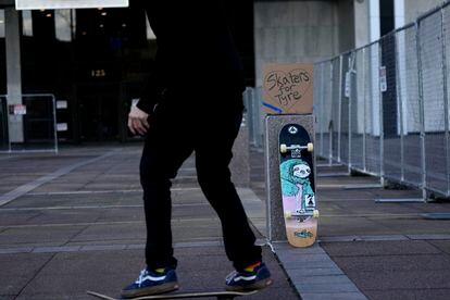Skateboarders skate in front of city hall in remembrance of Tyre Nichols, who died after being beaten by Memphis police officers, five of whom have been fired, in Memphis, Tenn., Monday, Jan. 23, 2023.