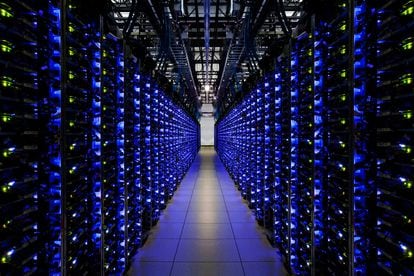 Rows of servers in Google’s data center in Douglas, Georgia (USA).