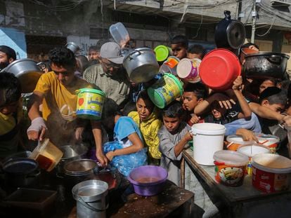 Several Palestinians, including minors, wait for the distribution of food in Rafah, south of the Gaza Strip and on the border with Egypt, on Wednesday, November 8.