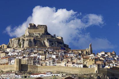 As you approach Morella, its strategic position becomes clear, as it sits at an elevation of almost 1,000 meters. Its imposing military fort, which was built using the surrounding rock, includes 16 towers, six gates, and nearly two kilometers of walls. More information: morellaturistica.com