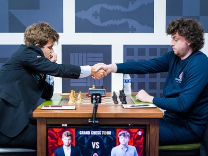 Magnus Carlsen (left) and Hans Niemann greet each other at the start of their game in the Sinquefield Cup on September 4, 2022.