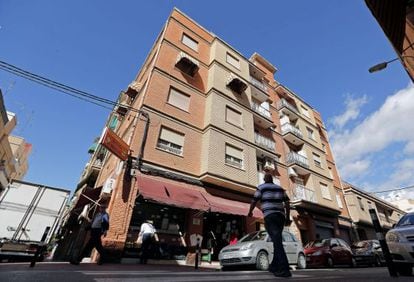 The building on Maestro Fernando Mart&iacute;n Street in Burjassot where a man jumped off the second floor just moments he was to be evicted.