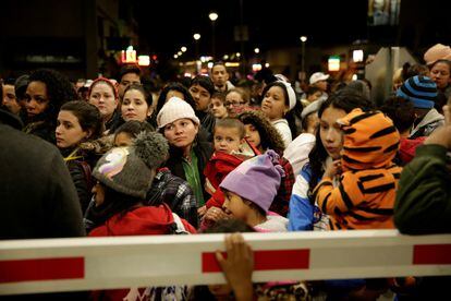 Migrantes, en su mayoría cubanos, bloquean el puente fronterizo Paso del Norte en Ciudad Juárez, México.