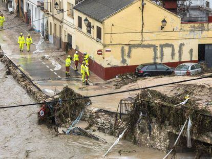 Photo: Emergency services working in Ontinyent (Valencia) on Thursday. Video: Extreme weather conditions wreak havoc in Valencia.