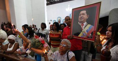 Venezuelan Embassy workers in Cuba hold a Mass for Ch&aacute;vez at a Havana church on Tuesday.