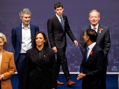 The CEO of OpenAI, Sam Altman, behind British prime minister, Rishi Sunak, vice president of the United States, Kamala Harris, and the president of the European Commission, Ursula von der Leyen, at the security conference of AI held in Bletchley Park, UK, on November 2.