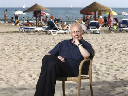 Zygmunt Bauman on the beach next to the Voramar hotel in Benic&agrave;ssim.