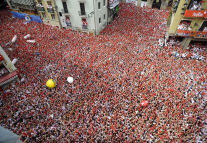 Thousands of people in Ayuntamiento square in Pamplona, ahead of the ‘chupinazo’ in 2009.