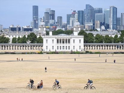 People walk on parched ground in Greenwich Park in London, Britain, 06 August 2022