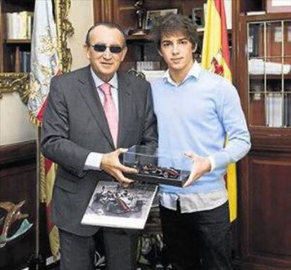 Then-Castellón provincial chief Carlos Fabra with Roberto Merhi in 2010.
