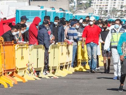 Over 2,300 migrants were crowded into the port of Arguineguín on Wednesday.