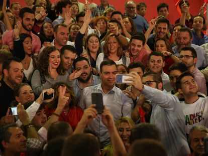 Pedro Sánchez (c) at a campaign rally in Seville on Thursday evening.