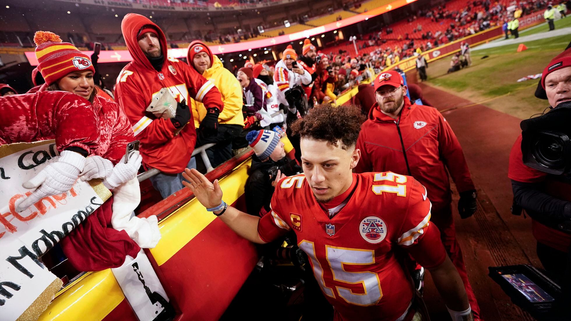 Chiefs, led by hobbled Mahomes, beat Jags 27-20 in playoffs