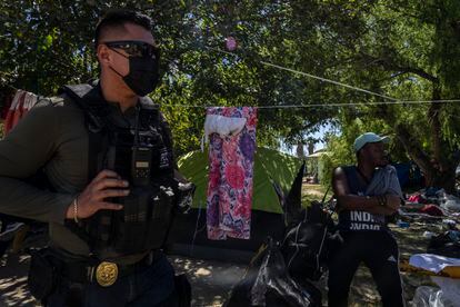 A police officer from Coahuila inside the Haitian migrant camp in Ciudad Acuña on Thursday.