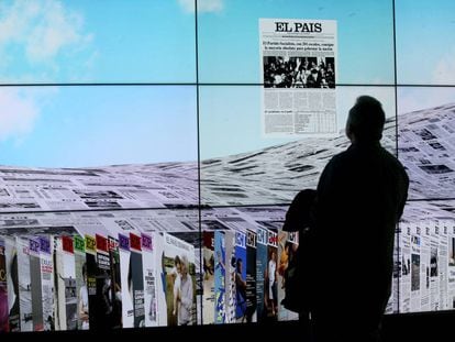 A visitor contemplates a front page at the EL PAÍS 40th Anniversary Exhibition.